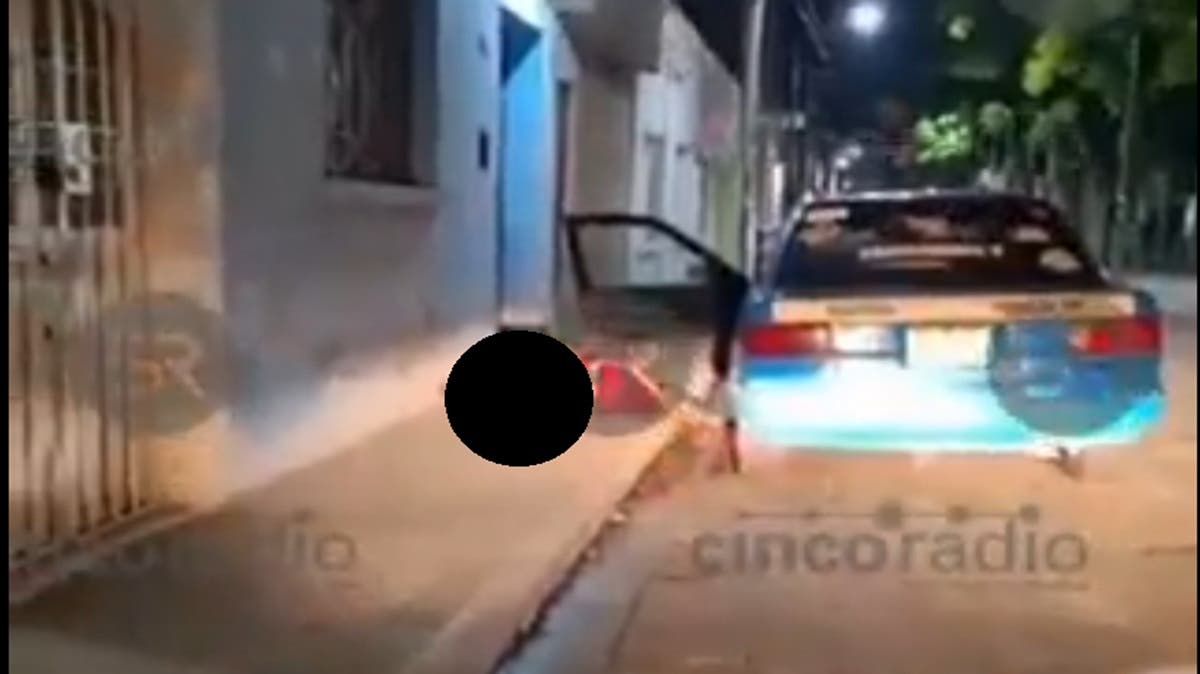 ¿Cruda o borracho? Captan a taxista dormido afuera de su unidad en pleno centro de Tehuacán (VIDEO)