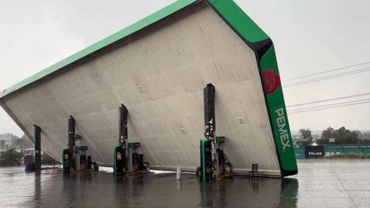 Colapsa techumbre de gasolinera en Tepeyanco tras tormenta con granizo: milagrosamente no hay heridos