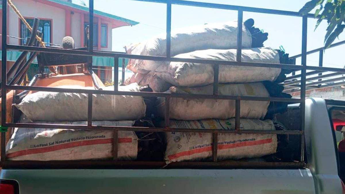 Operativo en Puebla: Detienen a 4 personas y aseguran cargamento de carbón presuntamente ilegal en Tlacotepec