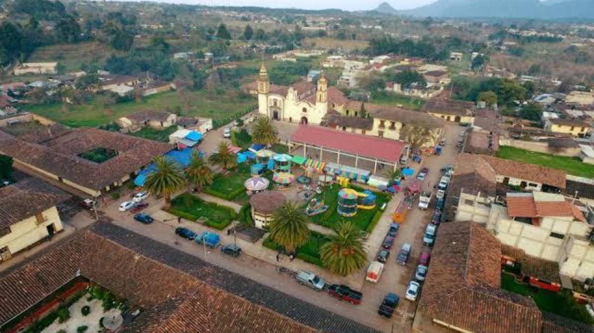 Horror en Zacatlán: hallan cuerpo decapitado en vía pública; investigan posible ejecución en la Sierra Norte