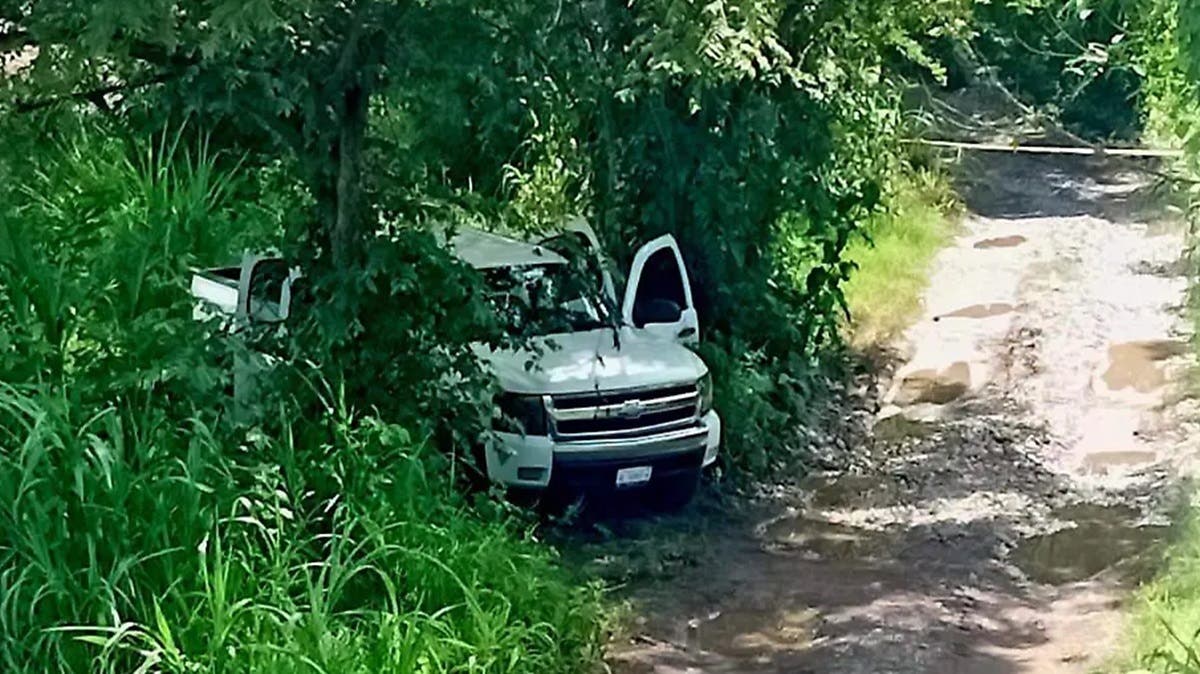 De terror: hallan camioneta con granadas y armas del Ejército en Xicotepec, Puebla