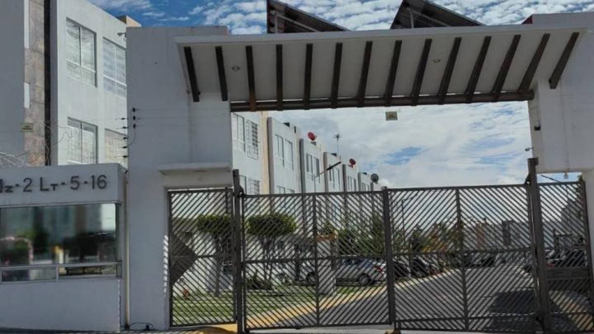 Vecinos son asaltados con violencia mientras esperaban el transporte en Periférico Ecológico de Puebla; golpean a una mujer y huyen en moto