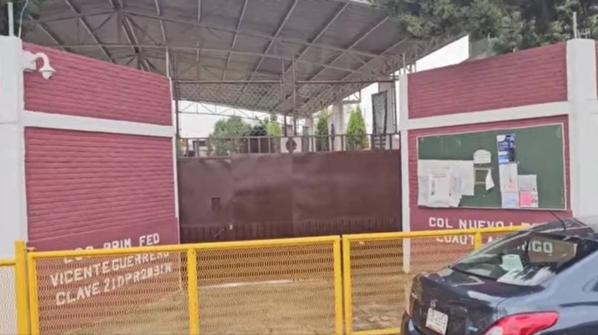 Robo en primaria frustra graduación, pero padres y alumnos no se rinden: celebran en explanada improvisada