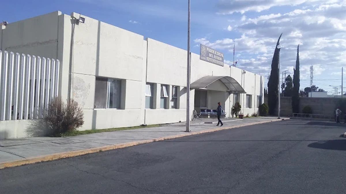 Ni muerto lo dejan en paz: mujeres de funerarias se golpean afuera del SEMEFO por “cliente” en Puebla