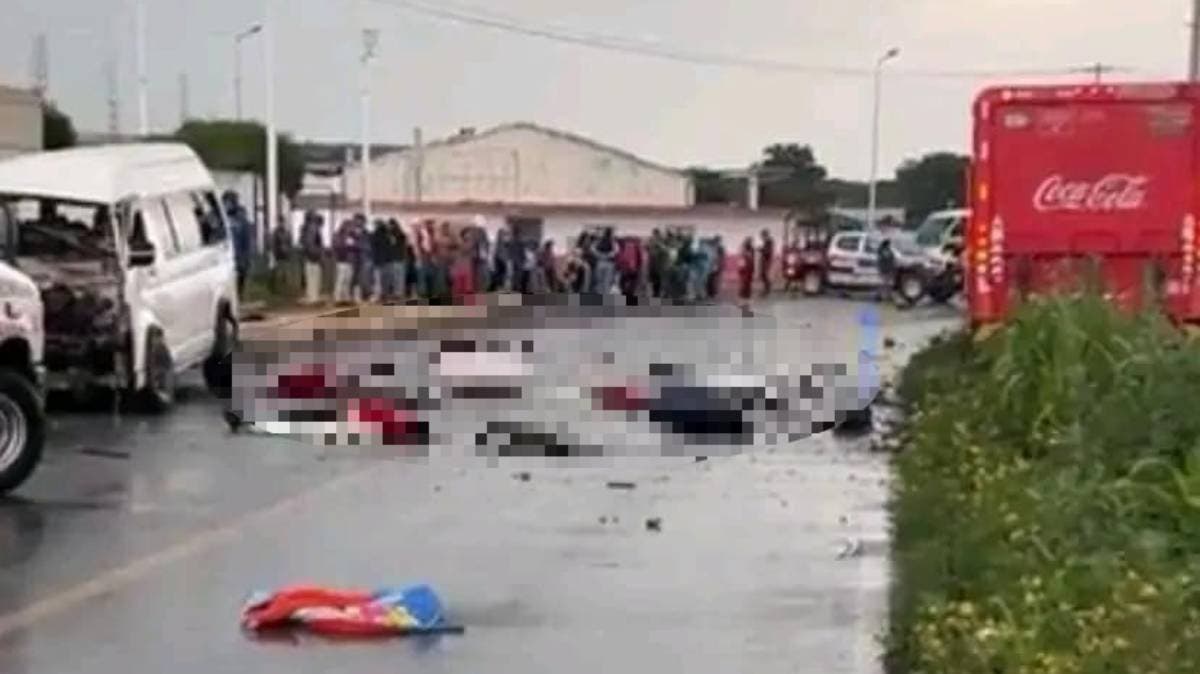 Tragedia en carretera de Puebla: choque entre combi y camión de Coca-Cola deja cuatro muertos