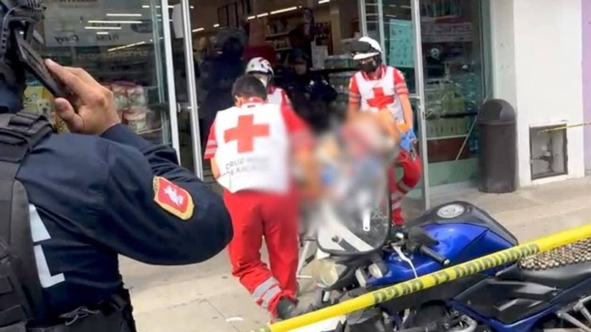 Indigente agrede a cliente en Farmacia Guadalajara de Tehuacán por no darle una moneda