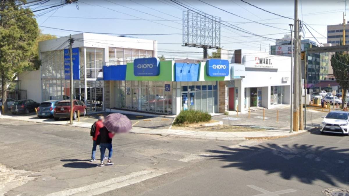 Pareja intenta robar Laboratorios Chopo en La Paz y apaga la luz… pero termina huyendo con las manos vacías