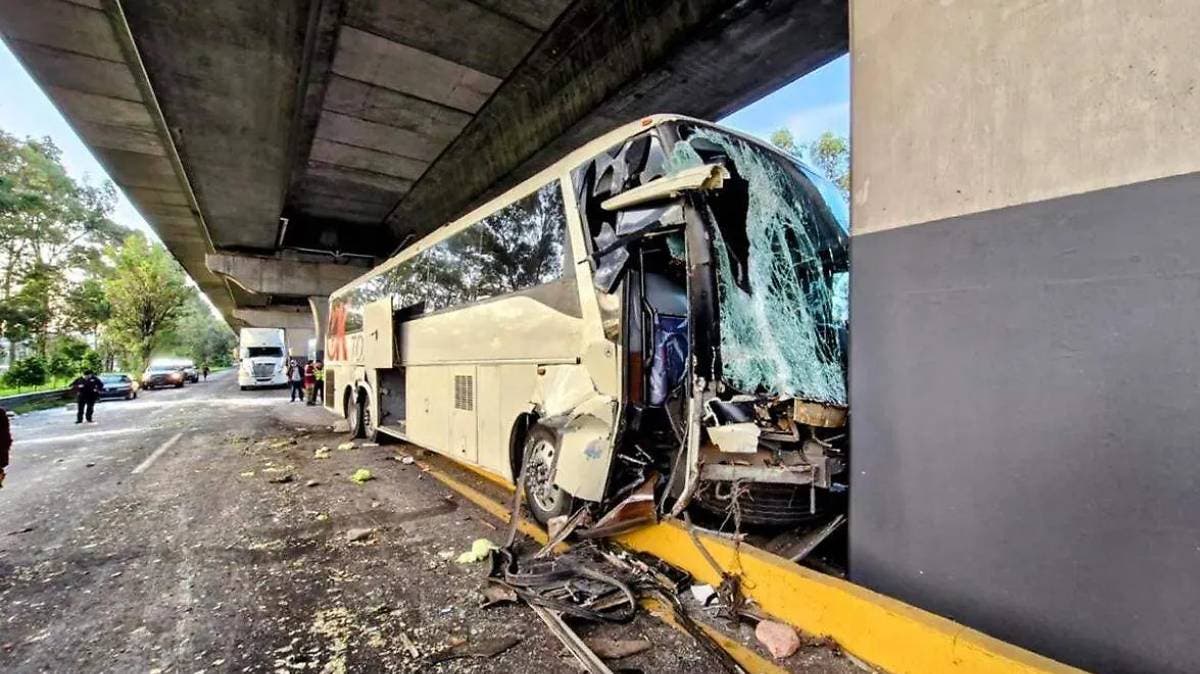 Autobús turístico choca contra pilar en la autopista México-Puebla: 30 heridos y caos vial por 4 horas