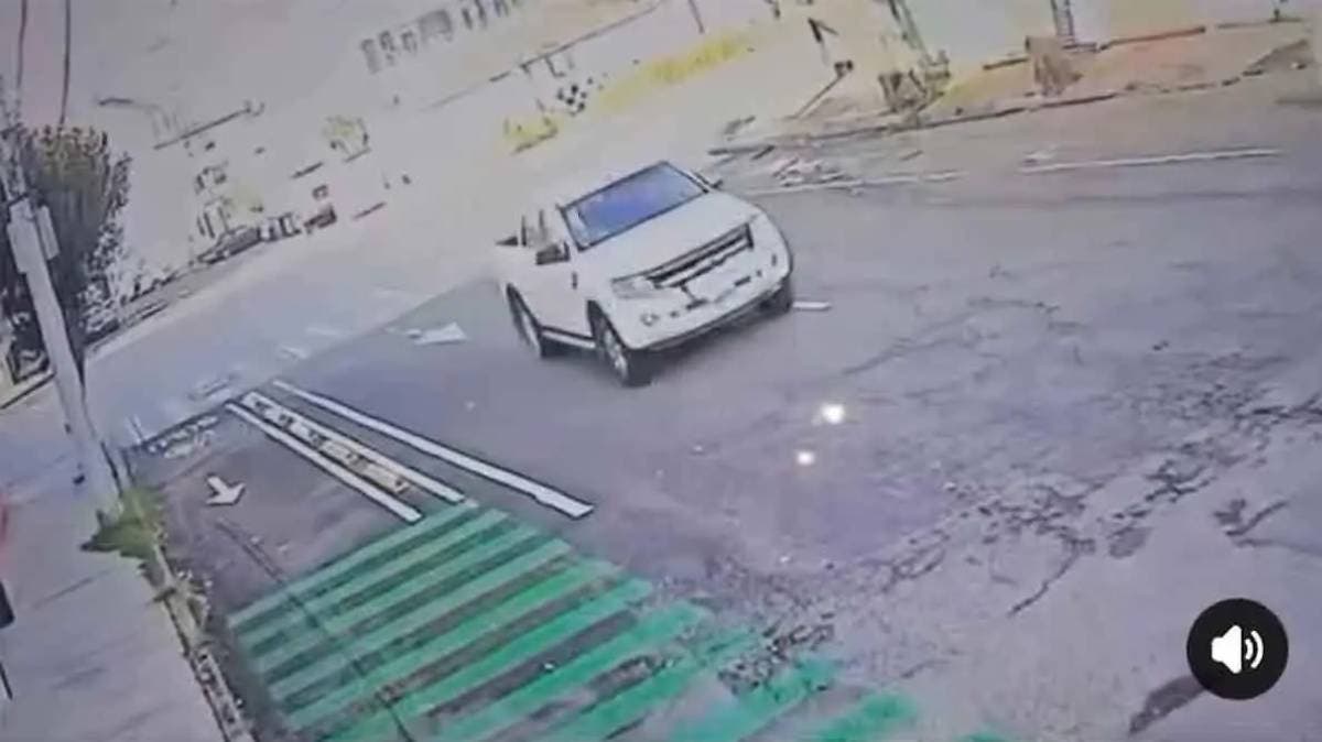 Conductor atropella a peatón en Puebla y huye sin auxiliarlo; el hecho quedó grabado en video
