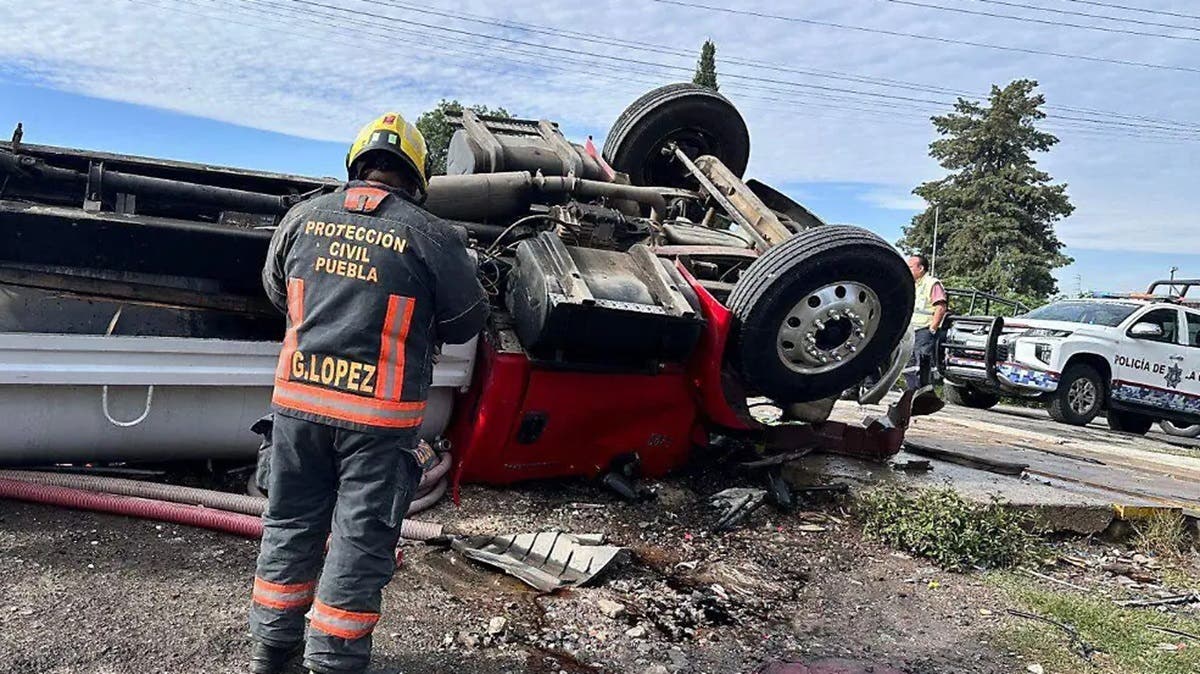 Tren embiste pipa en Xochimehuacan: chofer sobrevive de milagro