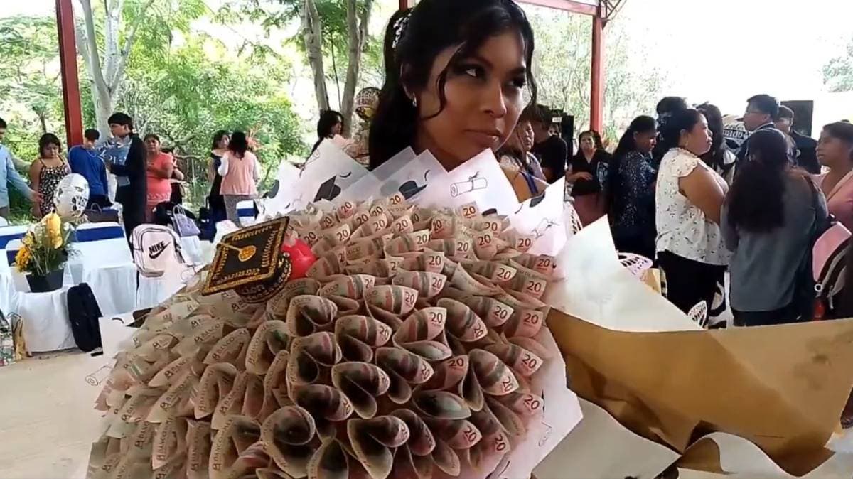 Joven recibe ramo de billetes como regalo de graduación en Puebla; su papá migrante lo mandó desde EE.UU.