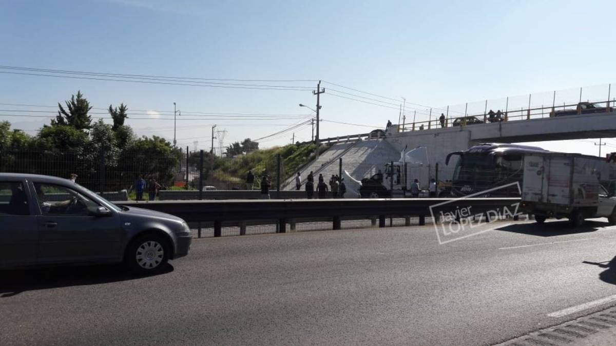 Denuncian asaltos en puente de San Antonio en Puebla; víctima fue una joven golpeada por sujeto en moto sin placas