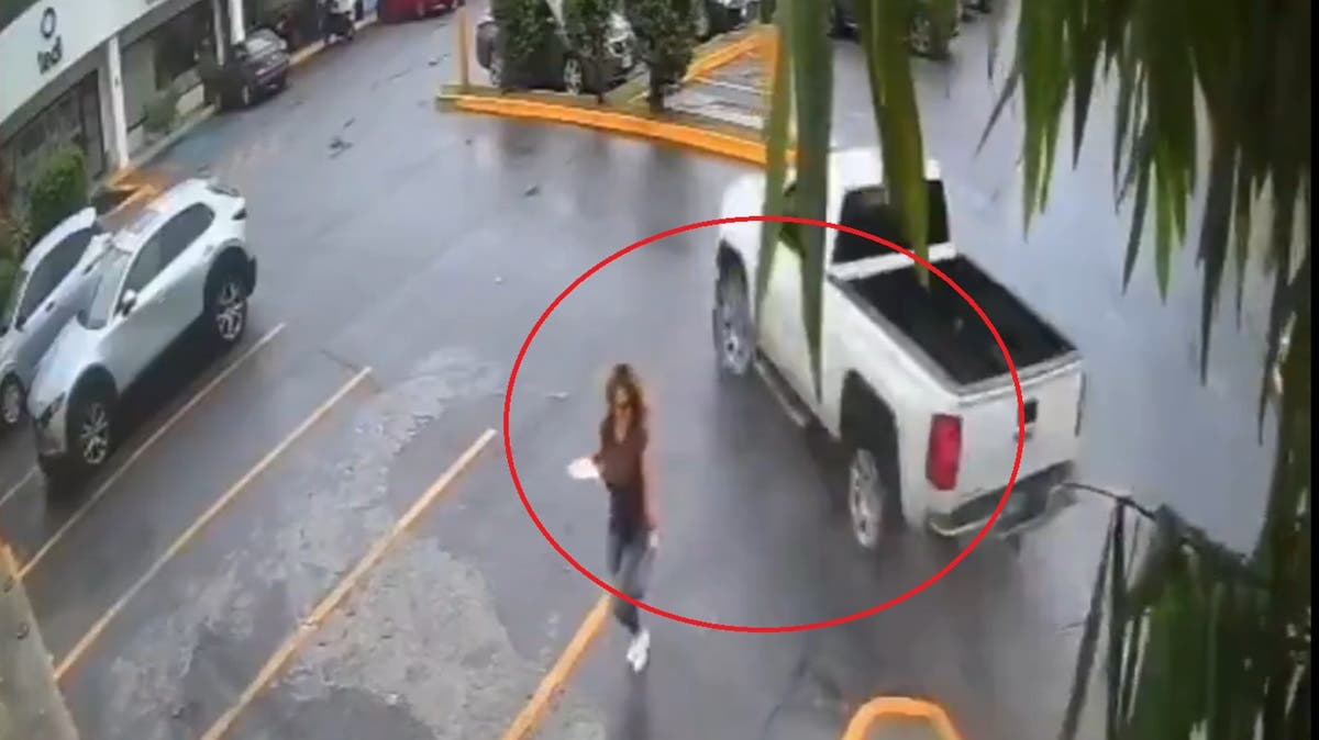 ¡Se salvó de milagro! Mujer evita ser atropellada por camioneta descontrolada