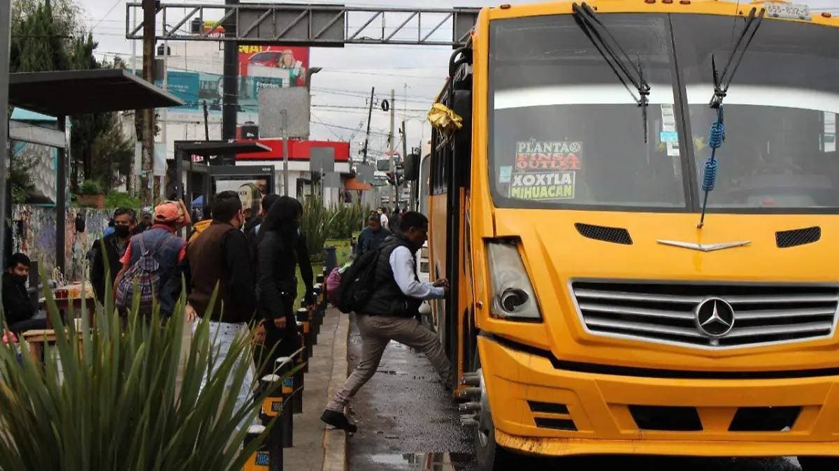 Caos sobre ruedas: Solo 17% del transporte en Puebla pasa revista vehicular