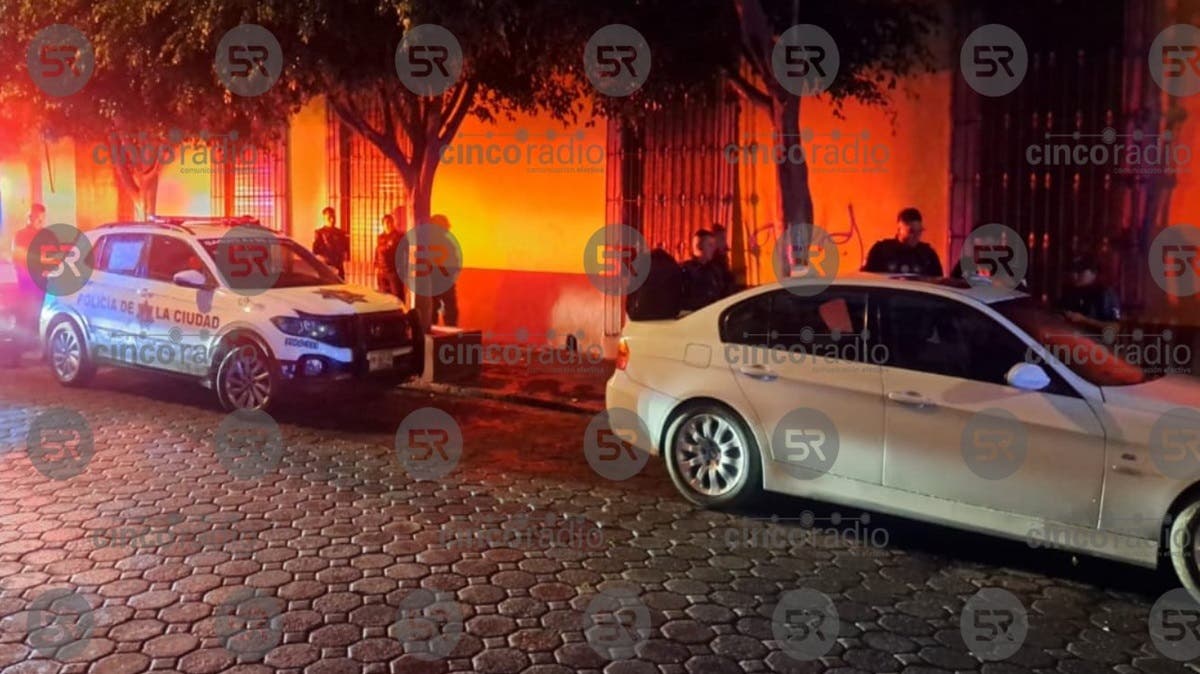 Dueño sorprende y encierra a ladrón armado dentro de su BMW cerca del IMSS San José
