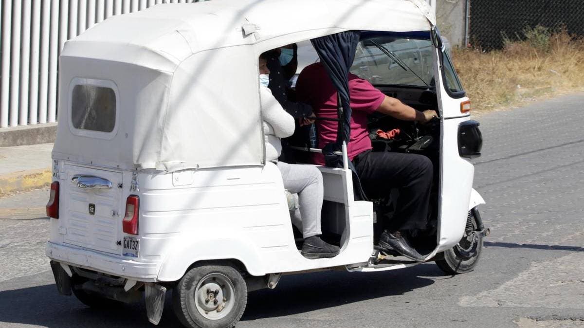 Roban mototaxi frente a Presidencia de Acatzingo: ni la oración lo salvó