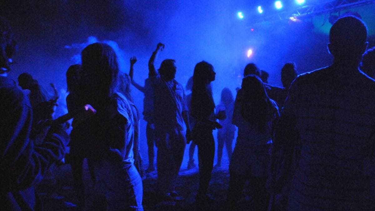 Fiestas clandestinas para menores en Tehuacán: alcohol, boletos en redes y silencio oficial