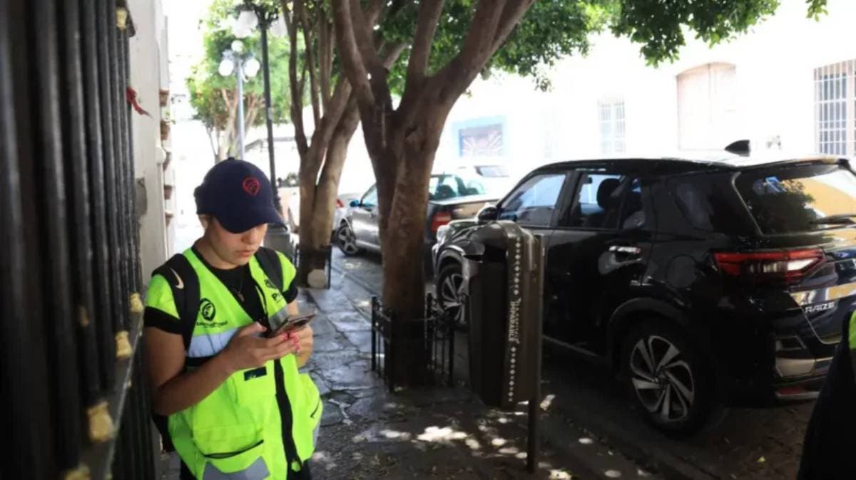 Denuncian “mordidas” y abusos de supervisores de parquímetros en Puebla; usuarios exigen investigación