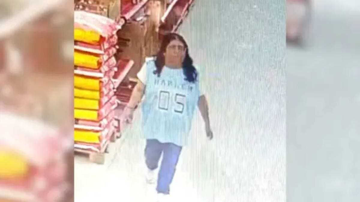 Olvido, oportunidad… ¿y robo? Captan a empleada municipal de Tepexi hurtando celular en tienda 3B