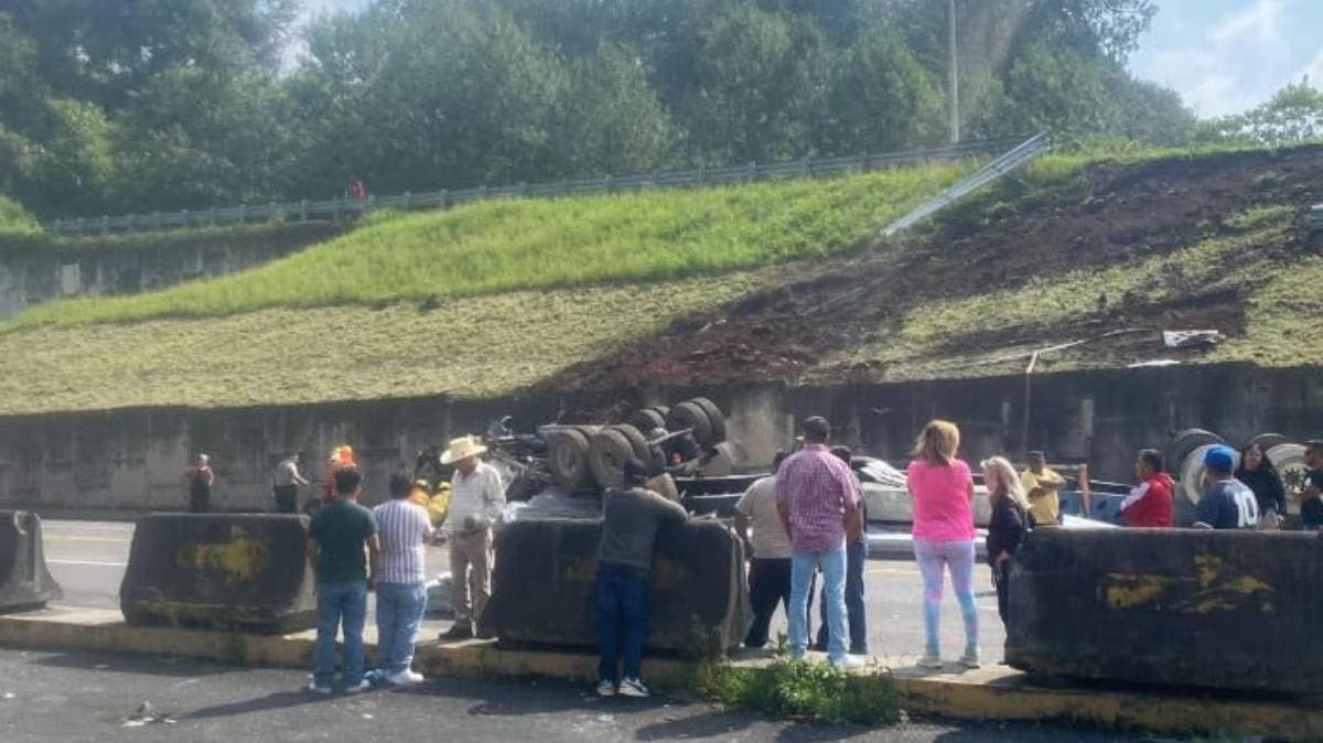 Niño de 12 años pierde la vida al desbarrancar tráiler en México-Tuxpan; su padre conducía