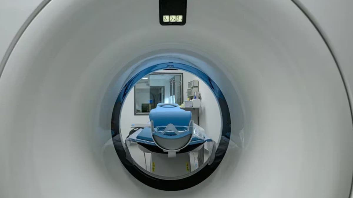 Hombre muere tras ser arrastrado por una máquina de resonancia magnética en clínica