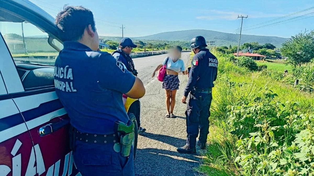 Mujer extranjera fue hallada semidesnuda en carretera Izúcar–Tepeojuma; autoridades la resguardan