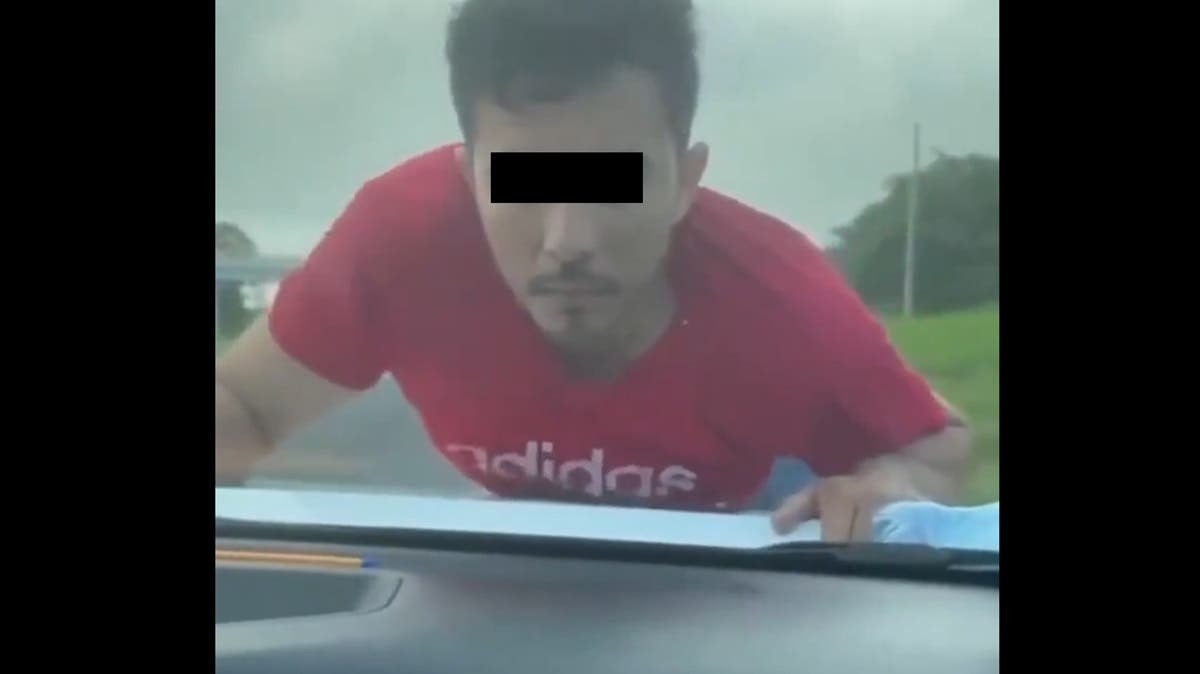 VIDEO: Impactante: conductor graba a ladrón colgado del cofre en zona de asaltos carreteros