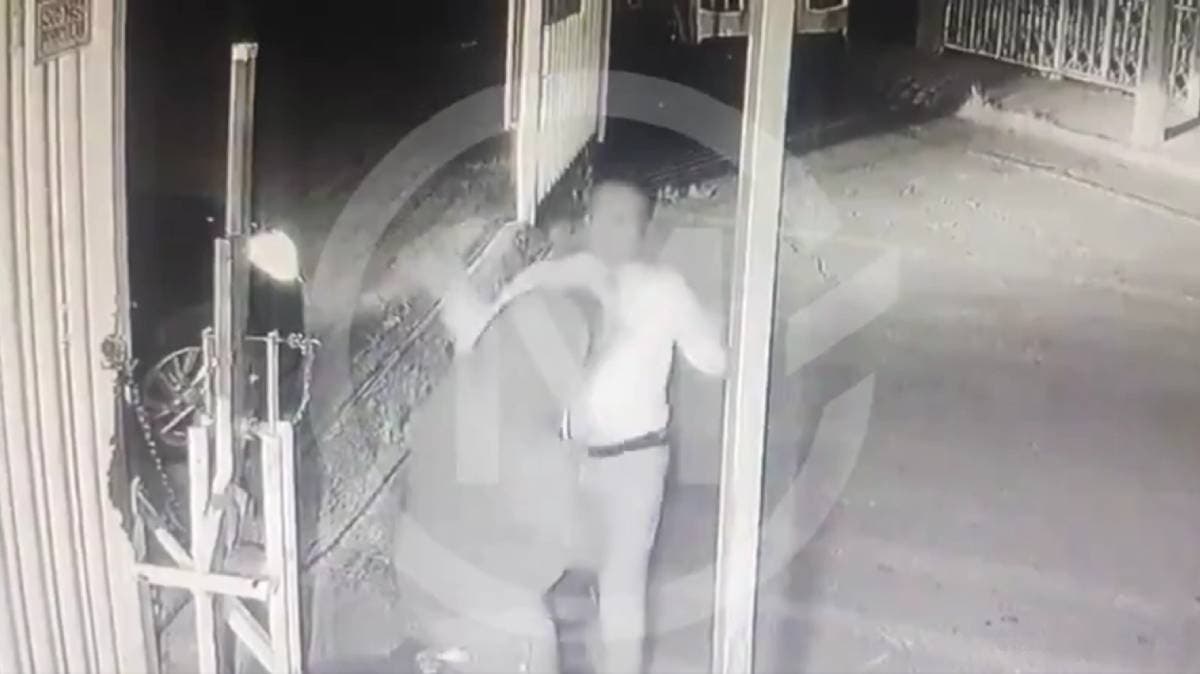 Captan en video brutal agresión de taxista a vigilante en unidad de San Pedro Cholula