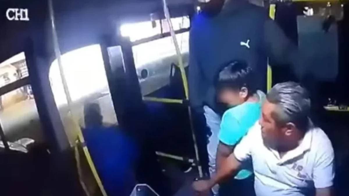 Asaltan camión en La Fayuca Puebla con niño a bordo; pasajeros saltan en movimiento para huir del robo