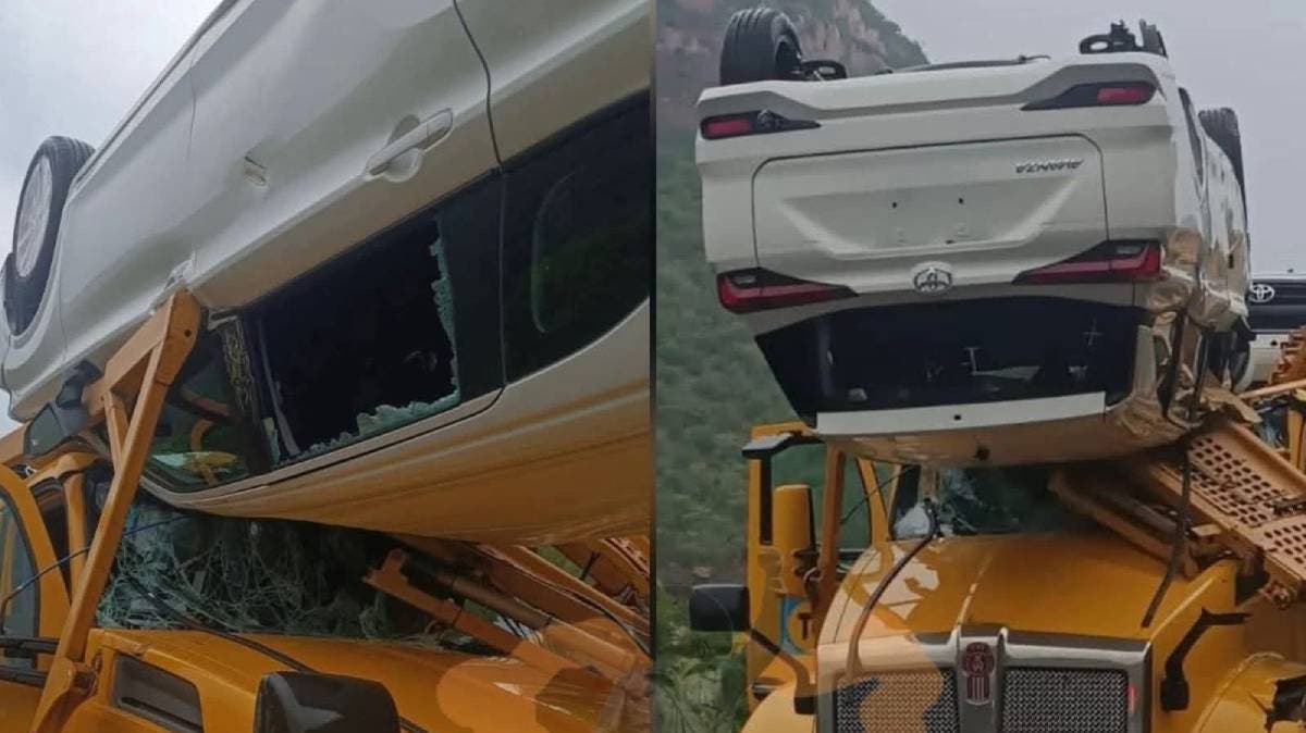 Chofer herido tras volcar tráiler nodriza en la Autopista Siglo XXI; camionetas nuevas terminan destrozadas