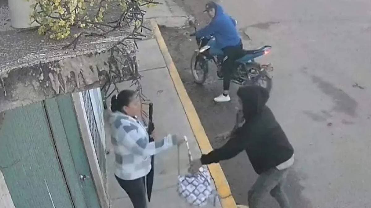 Así asaltaron a una mujer con mochila y sombrilla en Puebla: captan momento exacto al sur de la ciudad