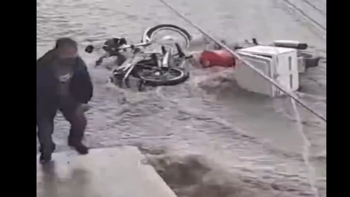 ¿Llegaste tarde al trabajo por la lluvia? Esto dice la ley sobre los descuentos por retardos