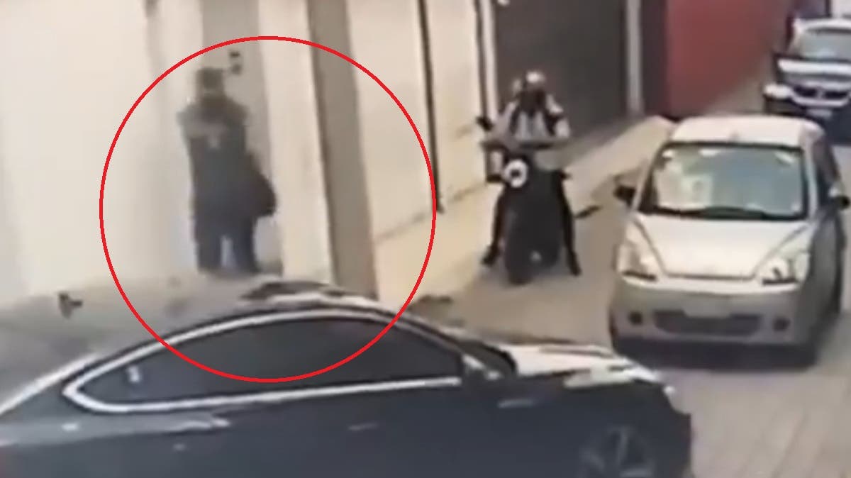 VIDEO: Motoladrones asaltan a conductor de Audi en San Andrés… ¡a plena luz del día!