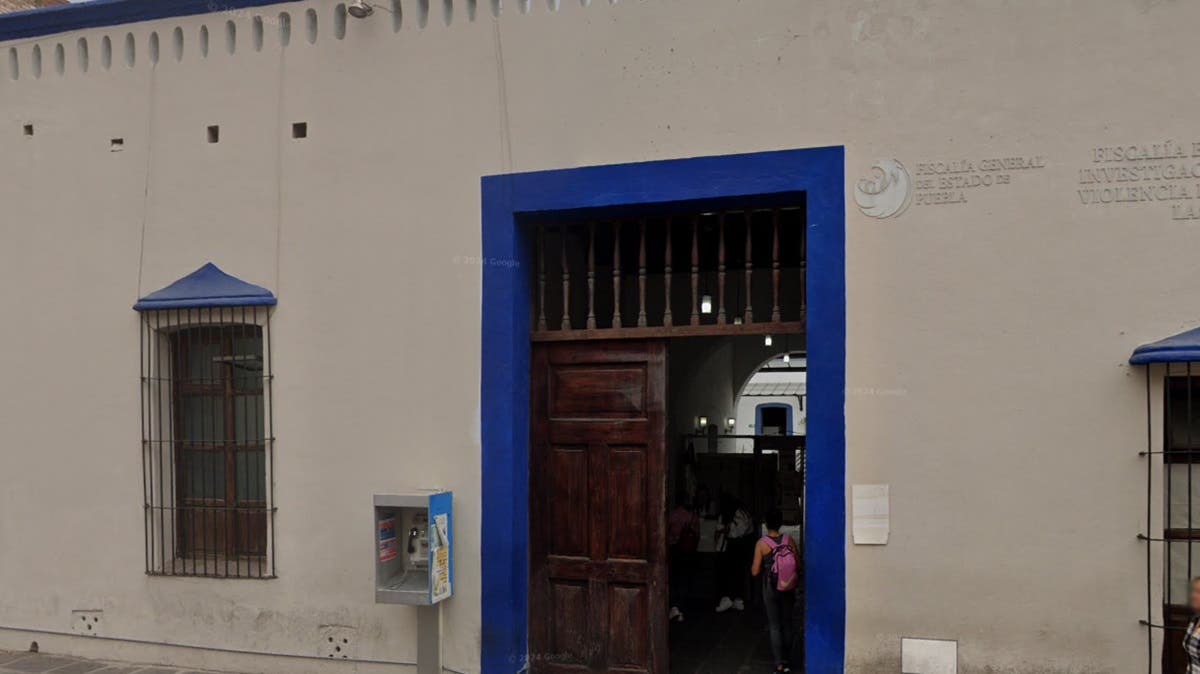 Abogado agrede a policía tras intentar sustraer a un bebé frente a la Fiscalía de Puebla