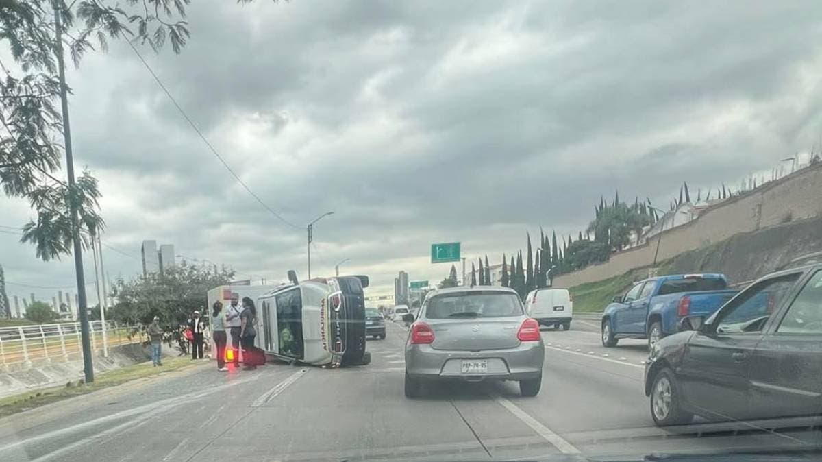 Ambulancia volcó con paciente abordo en Periférico Ecológico: milagrosamente, todos salieron con vida