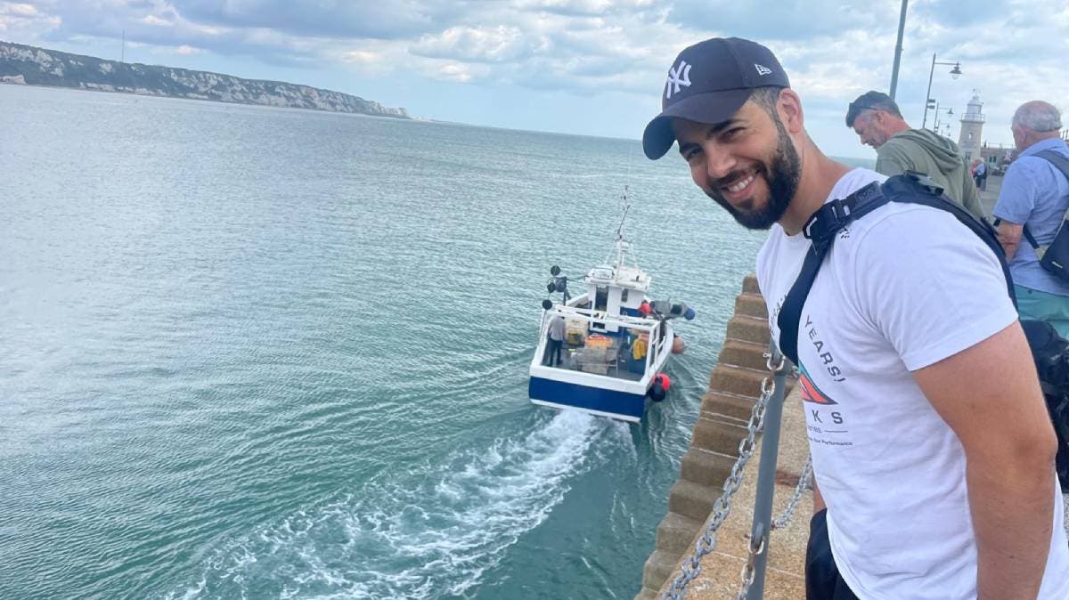 Un nado entre generaciones: Abraham Jauli honra a su padre cruzando el Canal de la Mancha desde Inglaterra