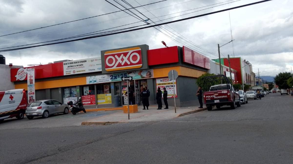 Robo violento en Oxxo de Tehuacán: hieren con arma blanca a dos cajeros y un cliente