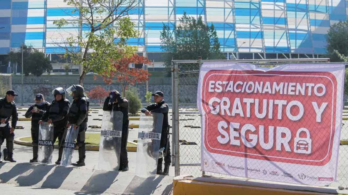 Ni el estadio Cuauhtémoc se salva: roban autos a dos maestros mientras daban clases fuera de Puebla