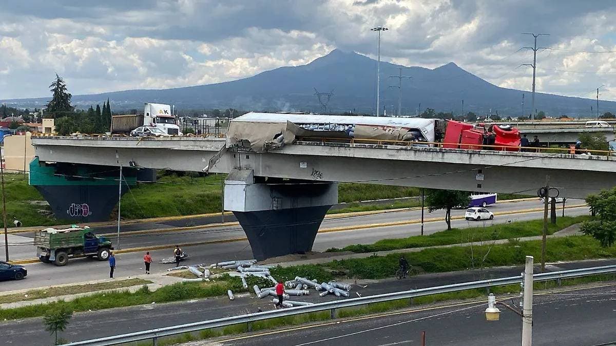 Volcadura de tráiler en Periférico Ecológico provoca caos vial en Puebla