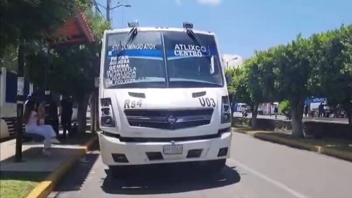 Pelea por el pasaje termina en choque: usuarios heridos y caos vial en Atlixco