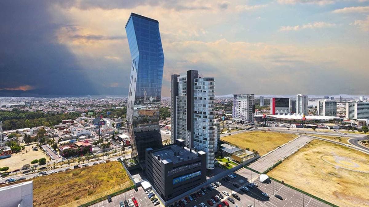 Tragedia en la Torre Platea: Hombre cae desde lo alto del estacionamiento en Atlixcáyotl