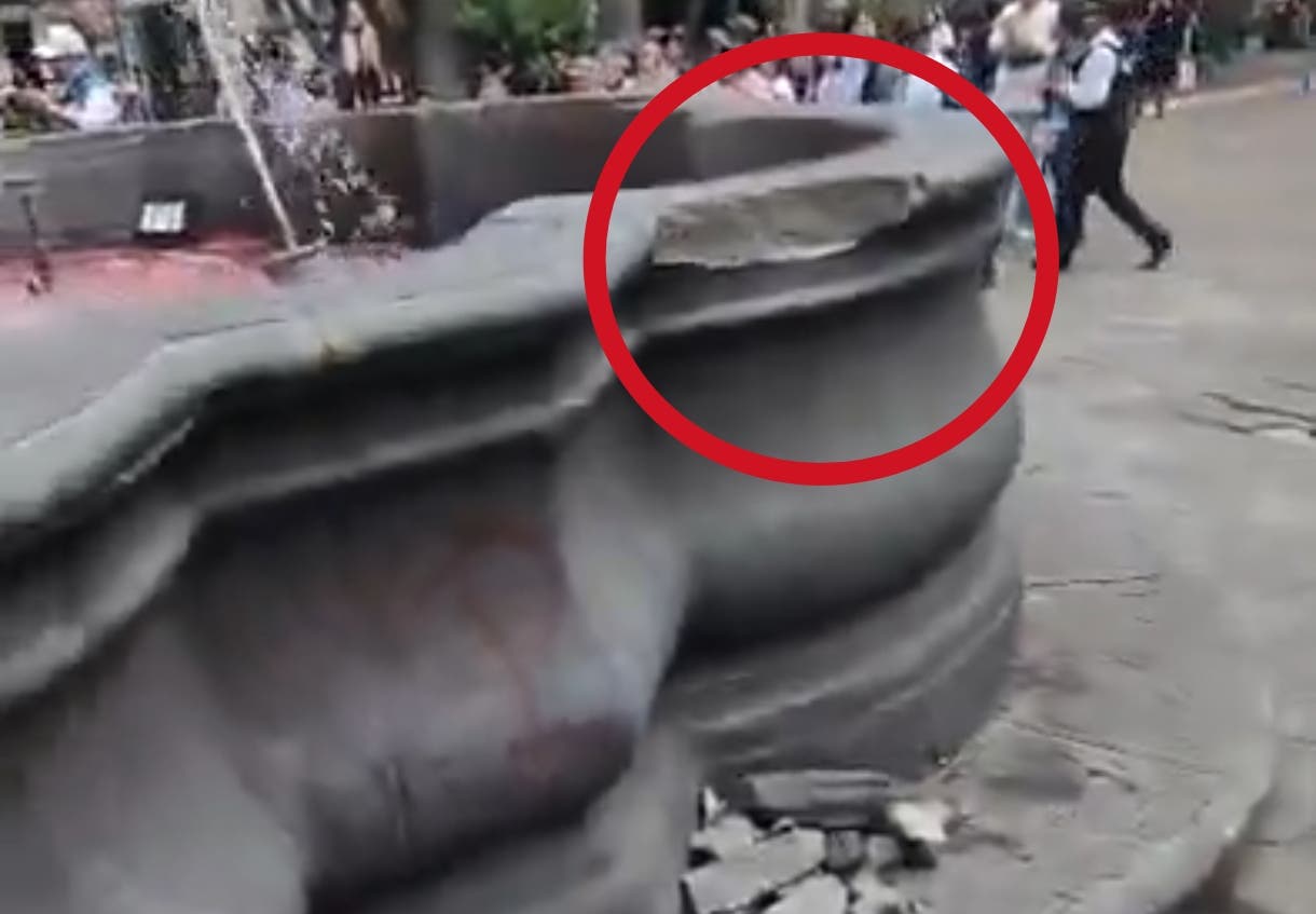 Detienen a 5 mujeres por dañar la Fuente de San Miguel con martillos durante protesta en Puebla