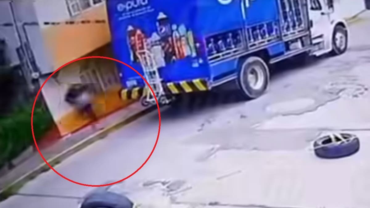 VIDEO: Valiente repartidor de e-pura persigue y somete a motoladrón que lo asaltó en San Jerónimo Caleras