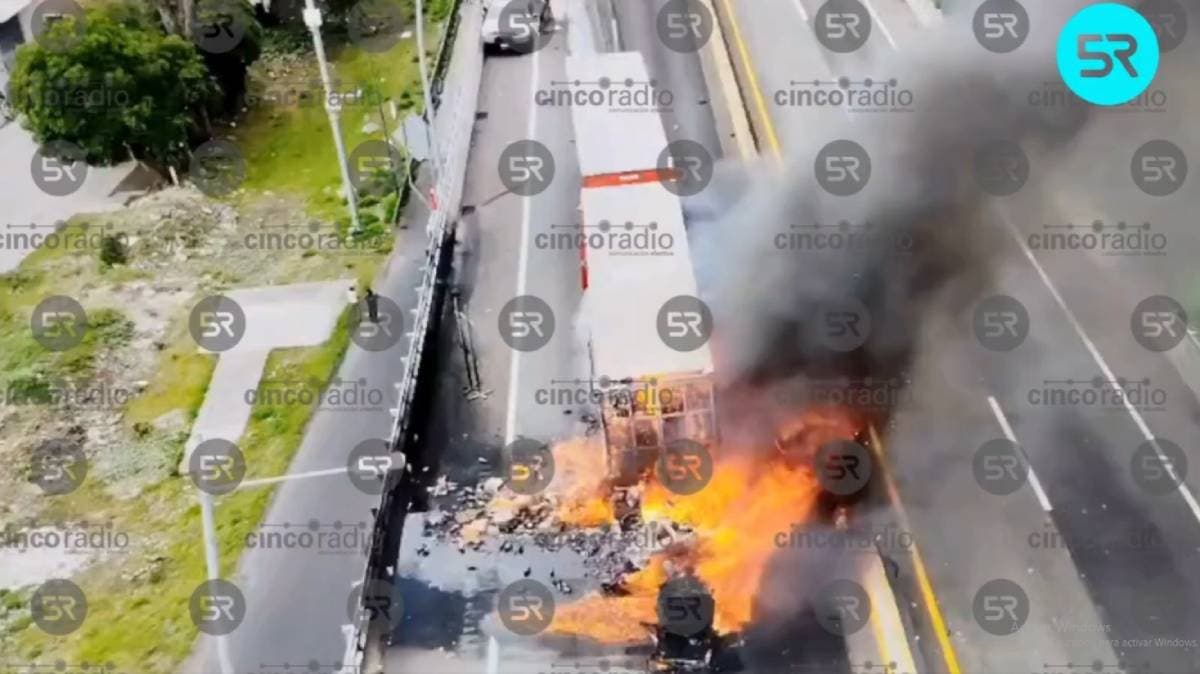 Tráiler se incendia en segundo piso de la México–Puebla y una de sus cajas cae sobre camioneta en la vía inferior