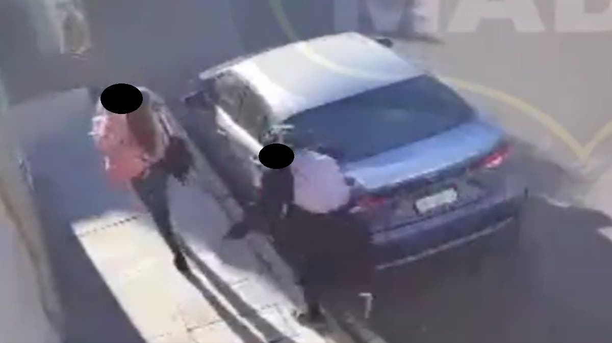 VIDEO Ataque a madre e hija por mujer con presuntos problemas mentales causa alarma vecinal