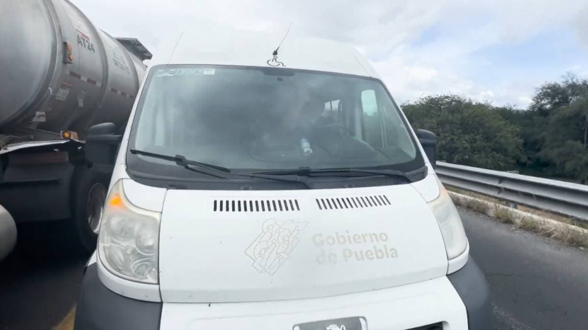 ‘Carril de los Huevos Tibios’: exhiben a camioneta del Gobierno de Puebla que invadió carril contrario en autopista a Tehuacán