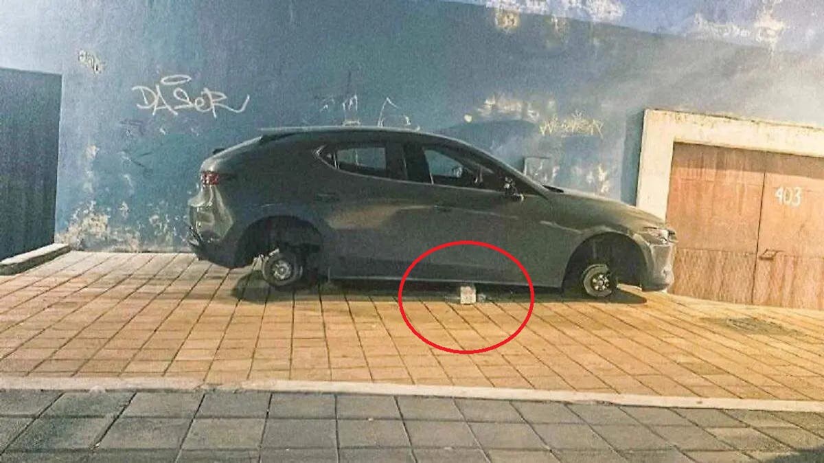 Desvalijan auto frente a la pirámide de Cholula: lo dejaron “flotando” en blocks