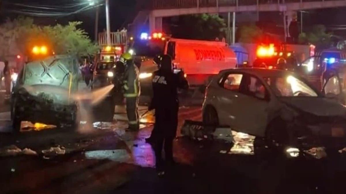 Explosión y fuego en la Tehuacán–Orizaba: auto arde tras choque; conductor huyó