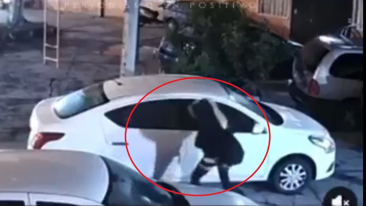 Vecinos de San Bartolo denuncian a mujer que roba autopartes en plena madrugada