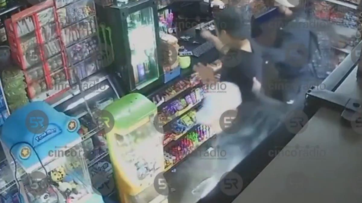 Delincuentes amarran y golpean a trabajador durante asalto en tienda de abarrotes en Los Héroes, Puebla